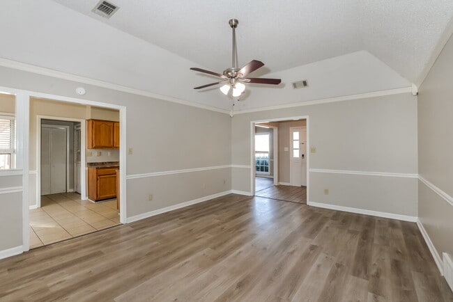 Foto del edificio - 951 Cully Rd