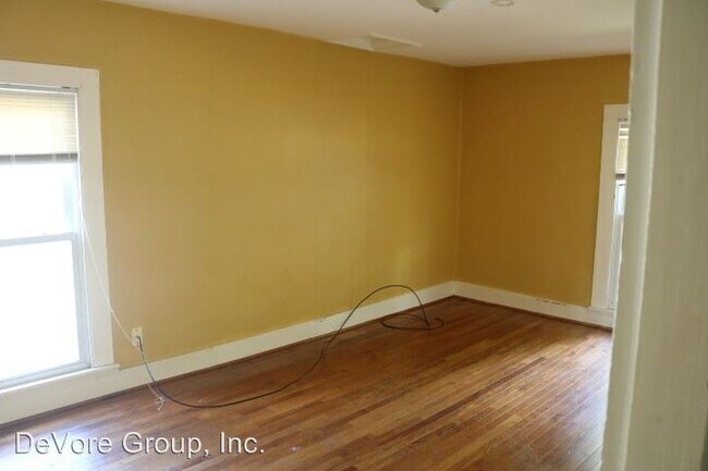 Building Photo - 913 N Mulberry St