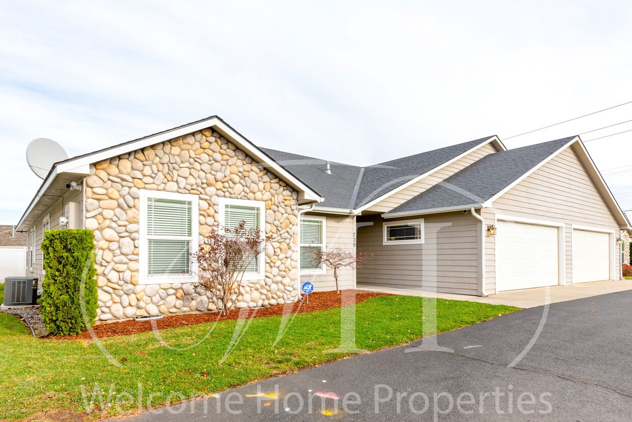 Primary Photo - Spacious Home with Vaulted Ceilings