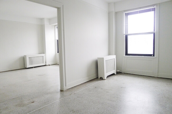 Building Photo - 1302 E Jefferson Ave
