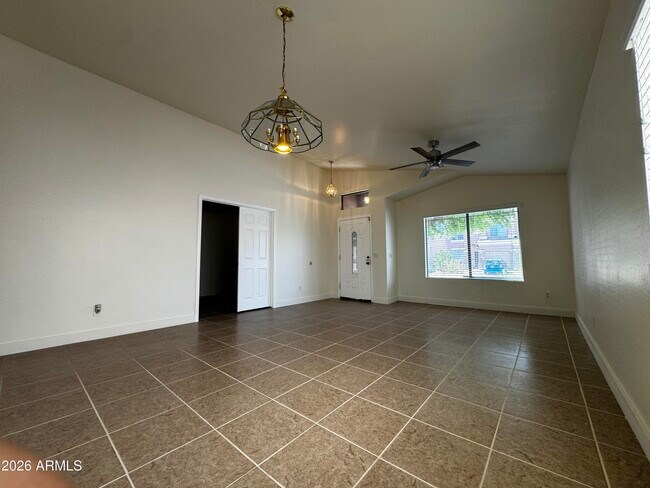 Foto del edificio - 43250 W Estrada St