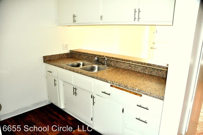 Foto del edificio - 6655 School Circle Dr