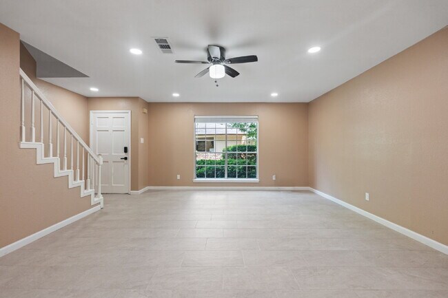 Foto del edificio - Furnished Option, Modern Comfort & Private Gated Patio!