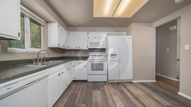 Foto del edificio - 5 bedroom Home in Widefield
