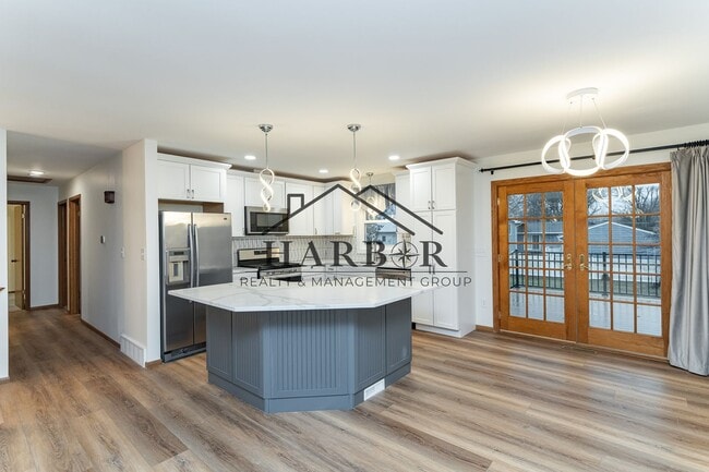 Building Photo - 1709 8 1/2 Avenue SE