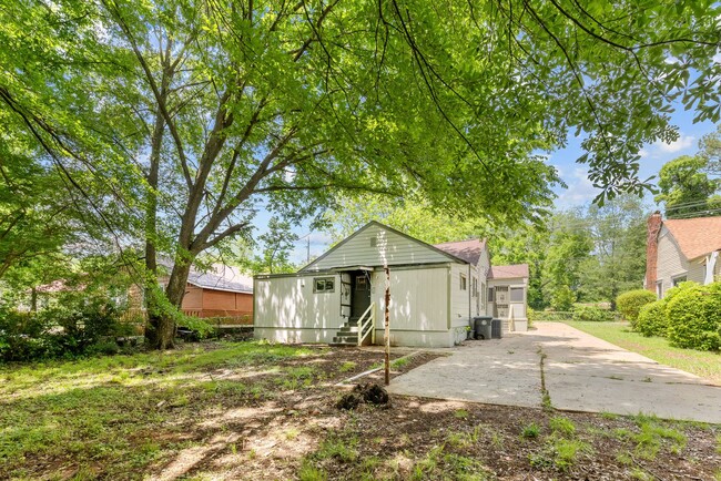 Building Photo - Stylish & Newly Renovated 4 Bedroom 2 Bath...