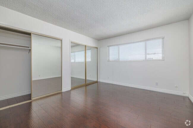 2BR, 2BA - 1,200SF - Bedroom - 309 S Doheny Dr