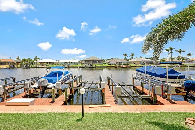 Foto del edificio - Waterfront Condo with Boat Dock