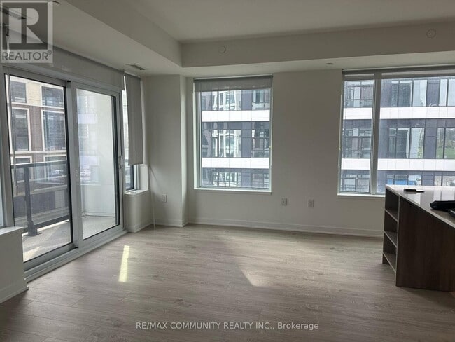 Photo du bâtiment - 2495 Eglinton Ave W