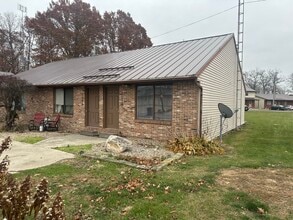 Building Photo - 1033 Lakeshore Dr