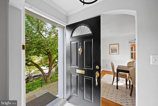 Foto del edificio - 4714 Upton St NW
