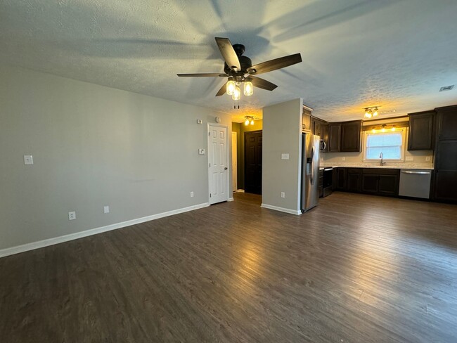 Foto del edificio - Charming 3 Bed, 2 Bath Home in Gated Commu...
