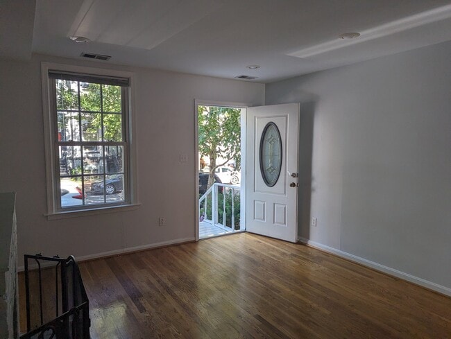 Building Photo - 726 6th St NE