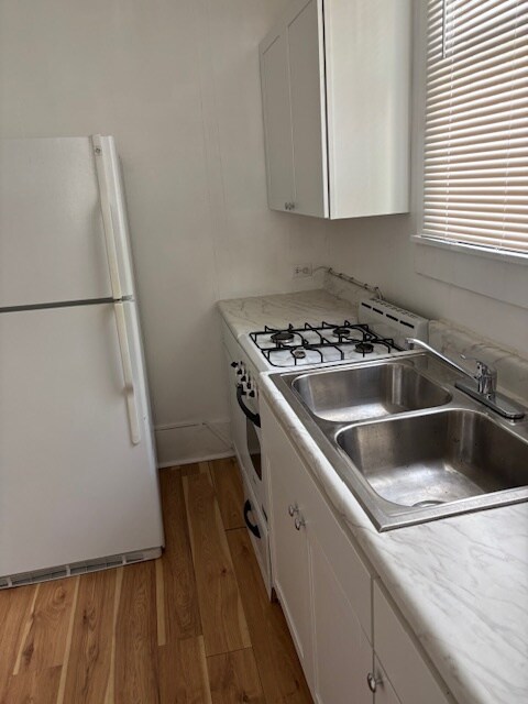 Cocina con gabinetes nuevos - 103 S Osceola Ave