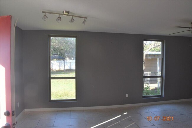 Foto del edificio - 670 W Oak St