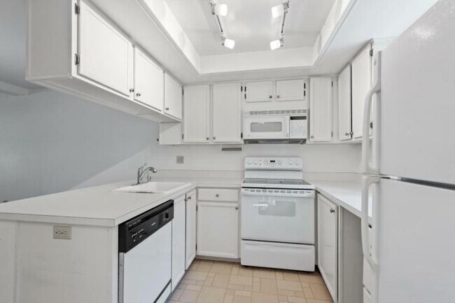 Building Photo - 2 bedroom in Bellevue WA 98004