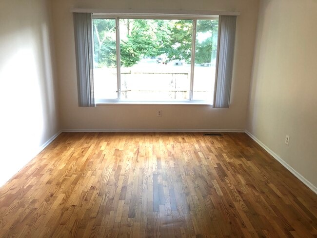 living RM - 1301 W Lake Lansing Rd (East Lansing, MI) Townhome