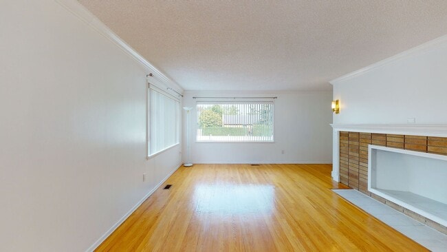 Building Photo - Beacon Hill Retro Chic 3 bed/2 bath home w...