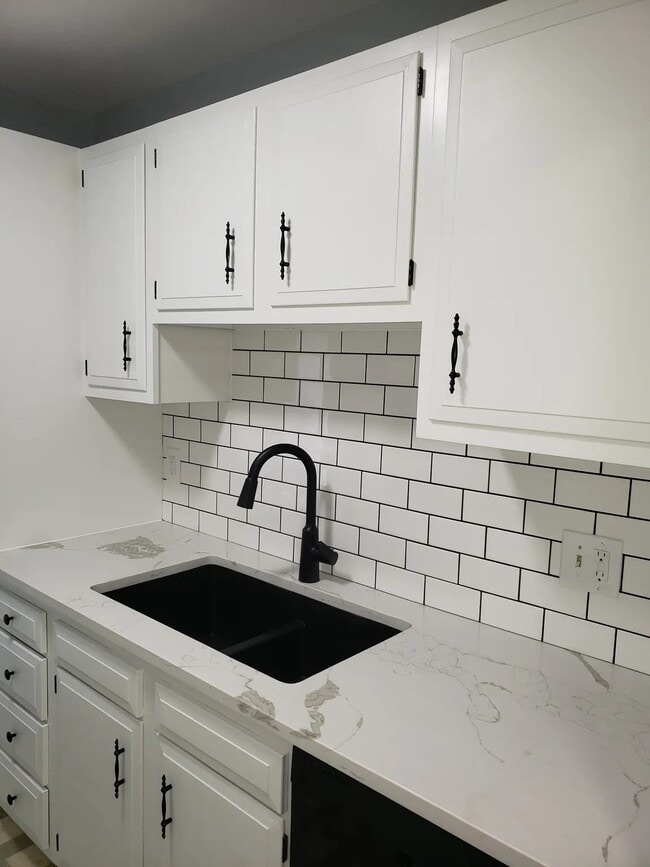 Building Photo - 1675 Cedarwood Dr