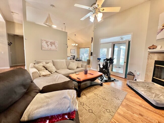 Building Photo - 209 Yacht Club Dr