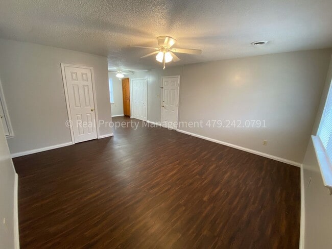 Building Photo - HALF OFF MOVE IN RENT! Cute 3 Bed 1.5 Bath Home ready NOW!