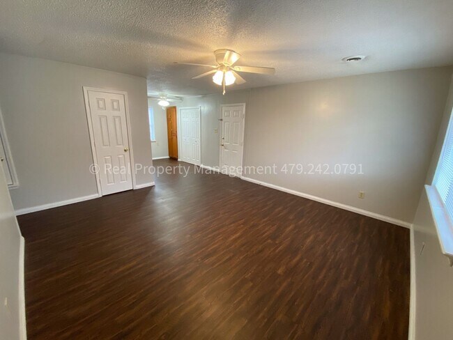 Foto del edificio - HALF OFF MOVE IN RENT! Cute 3 Bed 1.5 Bath Home ready NOW!