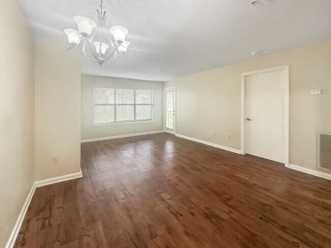 Foto del edificio - One Bedroom Apartment in Gated Community - Easy Highway Access!