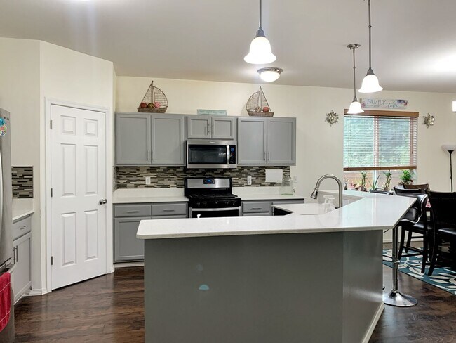 Building Photo - Remodeled Maple Woods Beauty
