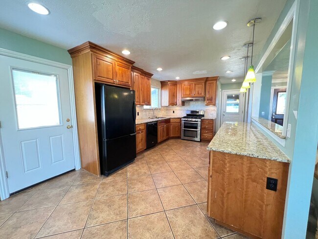 Foto del edificio - 5 Bedroom/2.5 Bathroom Home in West Valley...