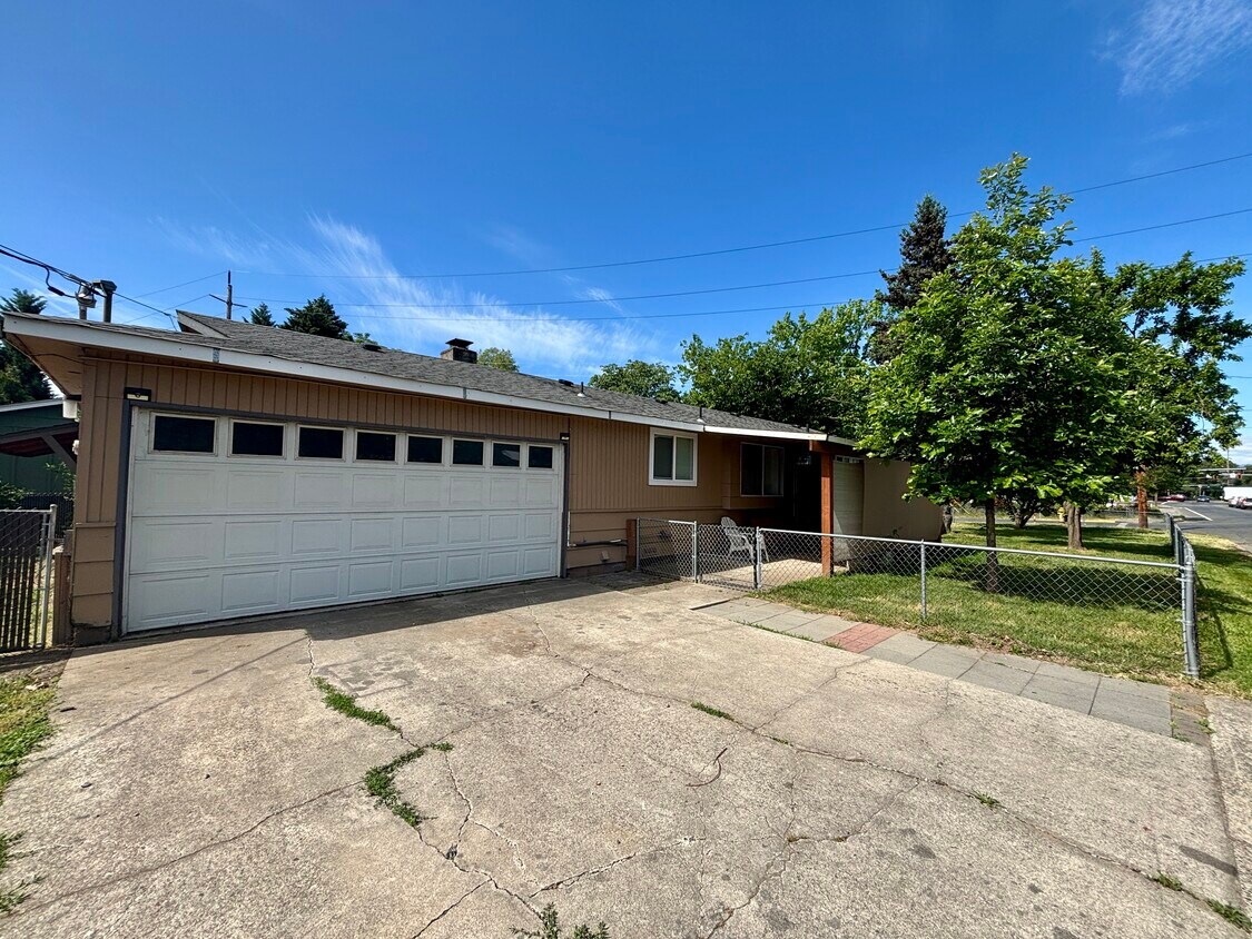 Primary Photo - 907 SE M St