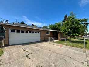 Building Photo - 907 SE M St