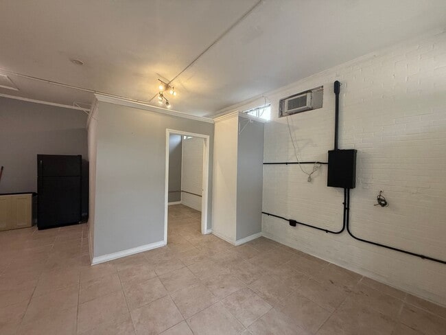 Building Photo - Rental Available: 427B General Mouton