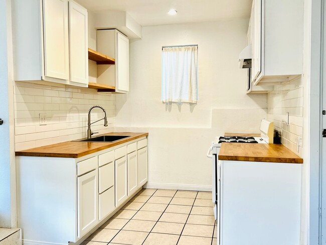 Building Photo - North Ave 49