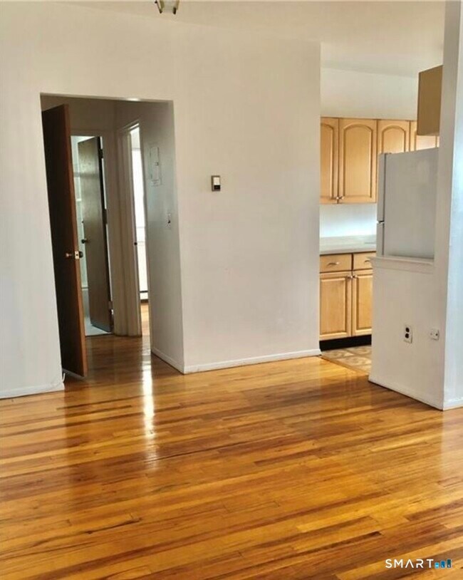 Foto del edificio - 324 Strawberry Hill Ave