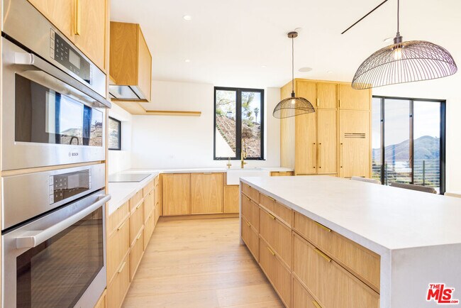 Foto del edificio - 32180 Mulholland Hwy