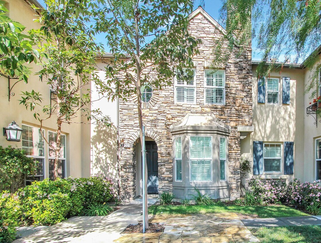 Foto principal - UPDATED Light and Bright Ladera Ranch Town...