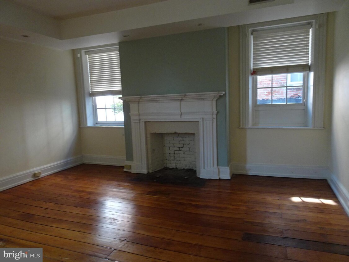 Primary Photo - 208 Delaware St