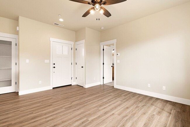 Building Photo - Welcome to your new 1 bedroom home nestled in the serene beauty of Paradise, CA!