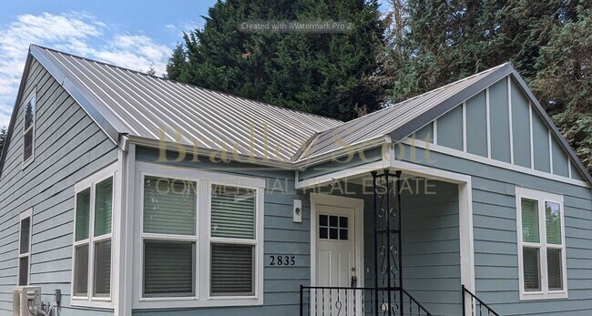 Foto del edificio - 4 bedroom home with air conditioning - Gre...