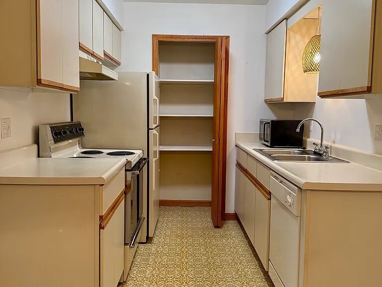 Foto del edificio - 7900 E Cedar Lake Dr