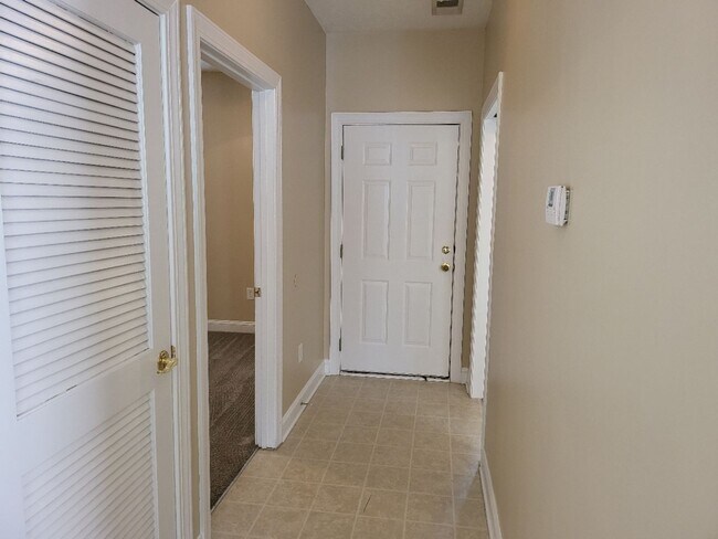 Foto del edificio - 119 Fountain Pointe Ln