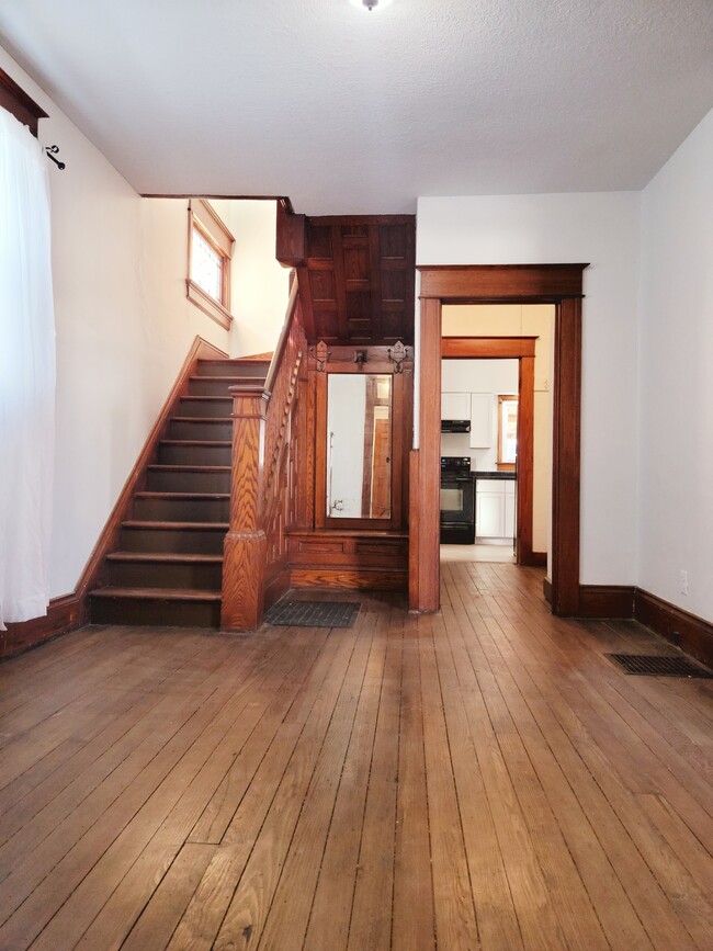 Foyer/entryway - 516 E Leith St