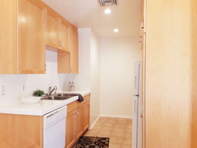 Foto del edificio - 808-812 Westmount Dr