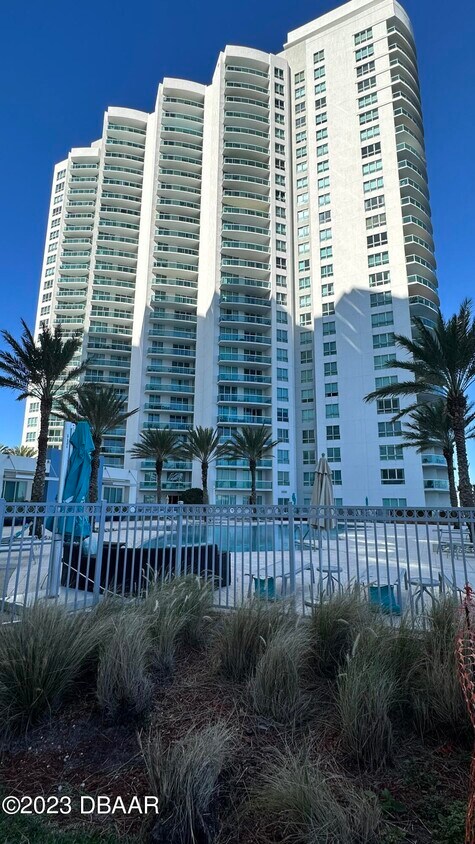 Foto principal - 241 Riverside Dr