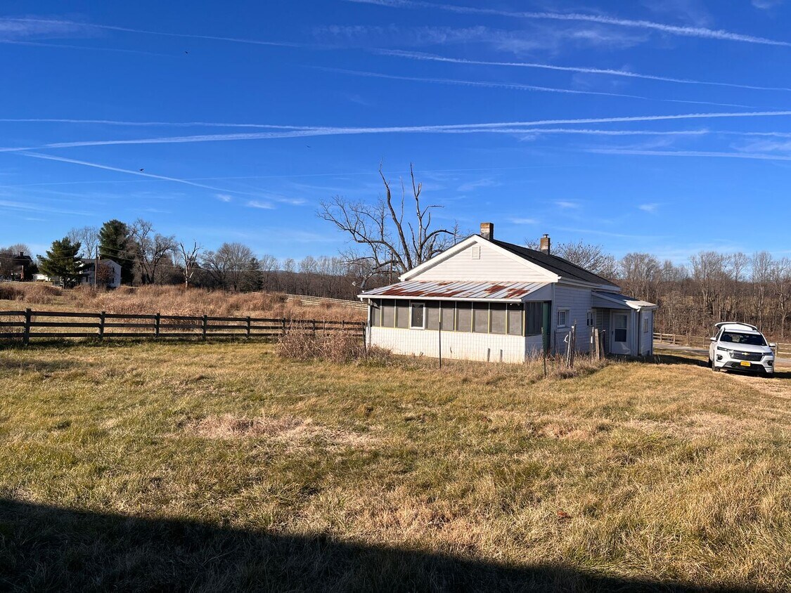 Primary Photo - 2 bed 1 bath old farmhouse in Forest!