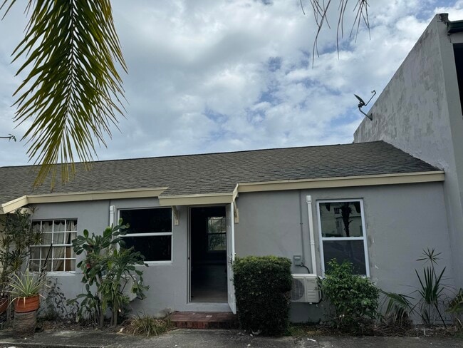 Building Photo - 840 Almeria Rd