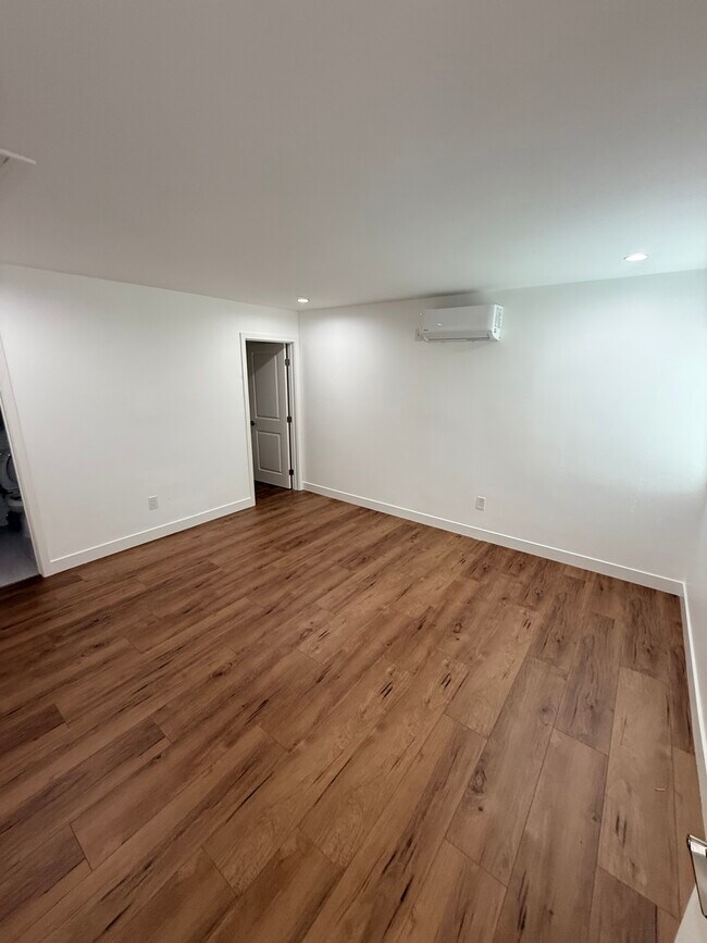 Foto del edificio - 9136 Clancey Ave