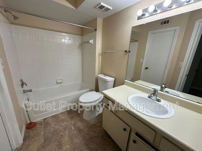 Foto del edificio - 4560 Commander Dr