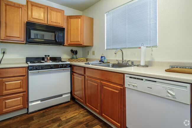 2BR, 2BA - 1,012SF - Stonegate Village Apartments