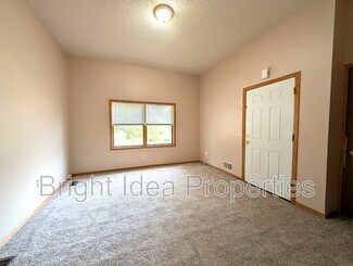 Building Photo - 863 Clark St N